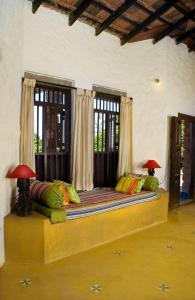 Pokój z łóżkiem z dwoma lampami w obiekcie Jade Hills Coorg w mieście Madikeri