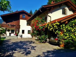 una casa con flores a un lado. en Ferienhaus Kramser en Arnoldstein