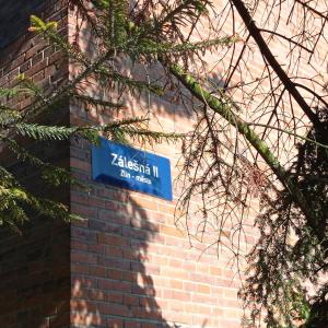un letrero azul de la calle en el lateral de un edificio de ladrillo en Brunetti Design Zlín, en Zlín