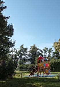ズリーンにあるBrunetti Design Zlínの公園内の滑り台付き遊び場