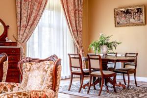 a dining room with a table and chairs at Taujėnų dvaro svečių namai in Towiany