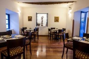 um restaurante com mesas e cadeiras num quarto em Tierra Viva Cusco San Blas em Cusco