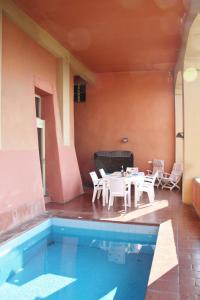 un patio con mesa y sillas junto a una piscina en Antico Borgo Camporeso, en Galbiate
