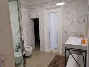 A bathroom at CASA PAVONI