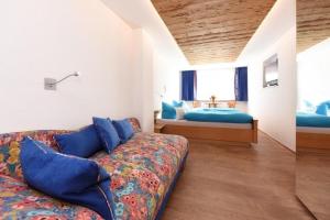 ein Wohnzimmer mit einem Sofa und einem Bett in der Unterkunft Haus Saler in Gaschurn