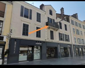 an orange arrow on the side of a building at Pau hypercentre Studio in Pau