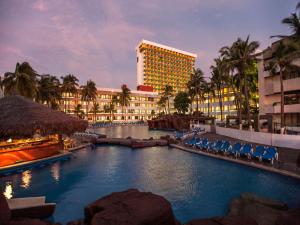 un hotel con piscina y un edificio en El Cid El Moro Beach, en Mazatlán