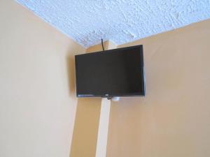 a flat screen tv hanging on a wall at El Atardecer in Paracas