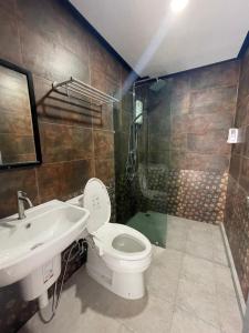 ein Bad mit einem WC, einem Waschbecken und einer Dusche in der Unterkunft Re-Live Resort in Ban Bang Phra
