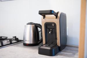 モーディカにあるALTAMOTHYCAのコーヒーメーカー(トースターの横のカウンターに座る)