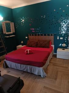 - une chambre avec un grand lit et une couverture rouge dans l'établissement CA MATILDE, à Ivrea