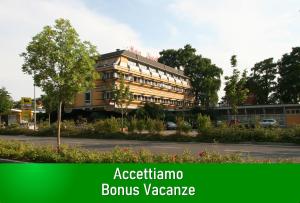 budynek na ulicy ze słowami acropolis bonvezquez w obiekcie Ai Ronchi Motor Hotel Brescia w mieście Brescia