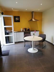 cocina con mesa y 2 sillas en Touristflat Dewulf, en Gante