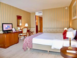 Postel nebo postele na pokoji v ubytování Golden Tulip Hotel de’ Medici