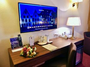 TV a/nebo společenská místnost v ubytování Golden Tulip Hotel de’ Medici