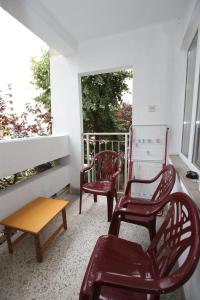 Balkoni atau teres di T&A