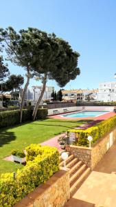 Vonkajšia záhrada v ubytovaní Apartaments Club Nautic L'Escala