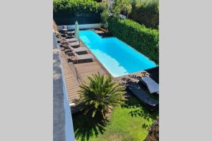 an overhead view of a swimming pool with chaise lounges at VILLA BEL AIR CANNES - 240m2 - Freshly completely renovated - Beach - Pool - No Party allowed - No bachelor-ette stay in Cannes