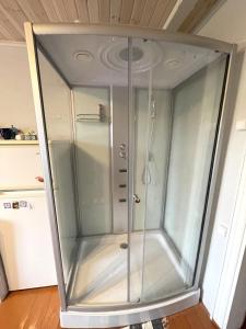 una cabina de ducha de cristal en la cocina en Salisburg Residence, en Mazsalaca