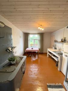 Una gran cocina con una mesa en el medio. en Salisburg Residence en Mazsalaca