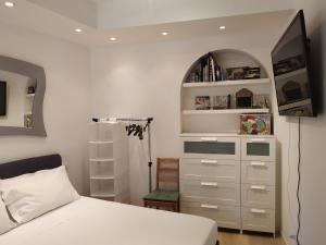 ボローニャにあるLittle Secret Apartment by Wonderful Italyのベッドルーム(白いベッド1台、ドレッサー付)