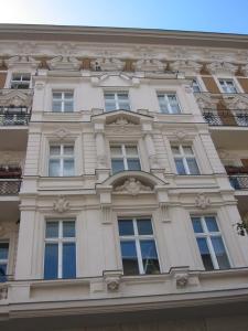 um edifício alto com janelas do lado em apartment25 em Berlim