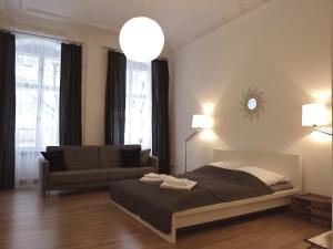 uma sala de estar com uma cama e um sofá em apartment25 em Berlim