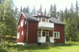 una casa rossa in mezzo a un campo di Sågen - Great wildlife, no neighbours, large house a Särna