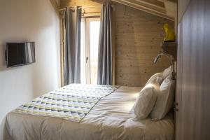 レ・コロンにあるTouti LUXURY & NEW BUILD chalet 10 pers by Alpvision Résidencesのベッドルーム1室(大型ベッド1台、窓付)