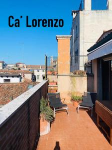 een balkon met stoelen op een dak bij Le case di Rachele - Ca' Lorenzo e Ca' Raquel in Venetië