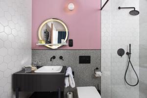 Koupelna v ubytování Alice Hotel