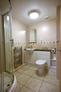 漢堡的住宿－Royal Southern Yacht Club，浴室配有卫生间、盥洗盆和淋浴。