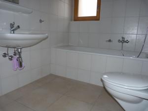 bagno bianco con lavandino e servizi igienici di Perce Neige SUBLIME & VIEW apartments by Alpvision Résidences a Veysonnaz