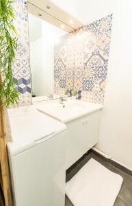 a bathroom with a sink and a mirror at Appartement chic avec parking gratuit à Paris in Gentilly +13 photos