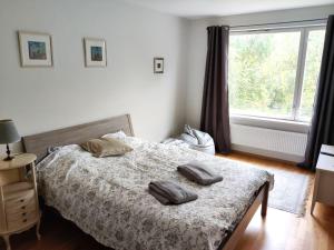 una camera con un letto con due cuscini sopra di Reipas a Kotka