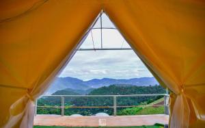 Nespecifikovaný výhled na hory nebo výhled na hory při pohledu z luxury tent