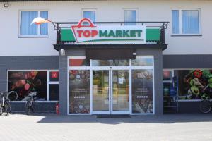 un negozio di prima scelta con un'insegna di mercato di Hotel POD RÓŻAMI a Jedlnia-Letnisko