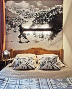 a bedroom with a bed with a picture of a skier at La Vieille Auberge in Vars