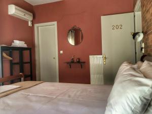 A bed or beds in a room at Guesthouse Monopati - Ξενώνας Μονοπάτι