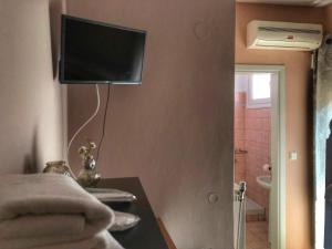 A television and/or entertainment centre at Guesthouse Monopati - Ξενώνας Μονοπάτι