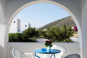 Ein Tisch und Stühle auf einem Balkon mit Aussicht in der Unterkunft Vrahia Studios in Agiassos
