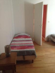 Dormitorio pequeño con cama y mesa en Maison Guigon en Saint-Désirat