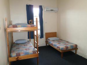 Poschodová posteľ alebo postele v izbe v ubytovaní Launceston Backpackers