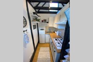 een keuken met witte kasten en een fornuis met oven bij Windsor/Ascot/Bracknell beautiful barn in Bracknell