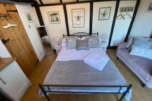A bed or beds in a room at Windsor/Ascot/Bracknell beautiful barn