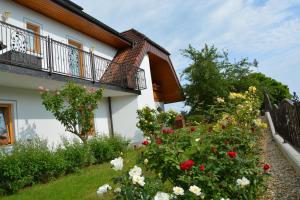 ogród kwiatów przed domem w obiekcie Hotel Rosenberg w mieście Jennersdorf