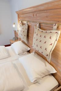 2 camas con almohadas en un cabecero de madera en Landgasthof Hirschen Untermettingen, en Ühlingen-Birkendorf