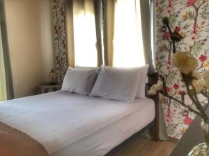 A bed or beds in a room at Guesthouse Monopati - Ξενώνας Μονοπάτι