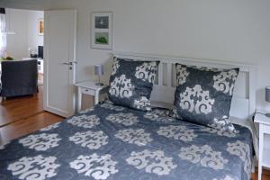a bedroom with a blue and white bed with pillows at Apartment Oesterling in Wardenburg