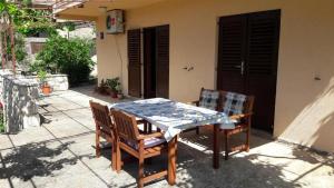 ein Tisch und Stühle auf einer Terrasse in der Unterkunft Apartment in Stari Grad Hvar with terrace, air conditioning, WiFi, washing machine 5028-1 in Stari Grad